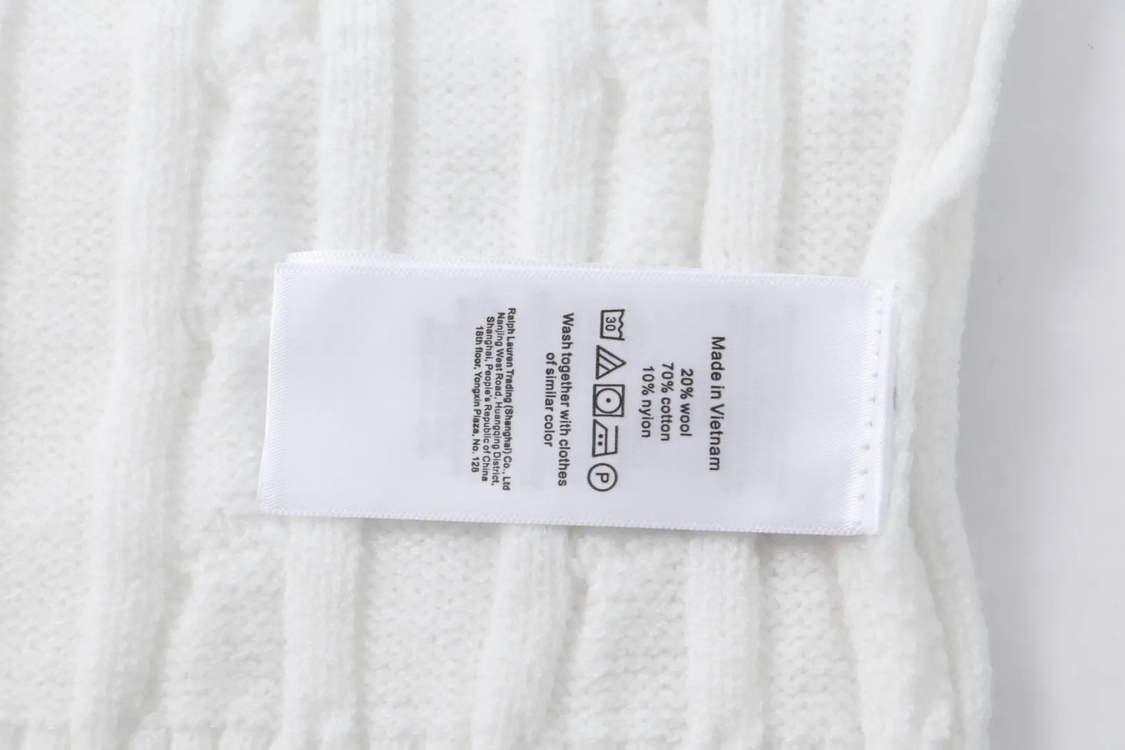 P210 [Ralph Lauren round neck solid color pony embroidery logo twist knitted sweater] ✅Ralph Lauren classic basic versatile knitted pullover crew neck sweater for men and women ✅Main supplier platform live broadcast Wholesale entity Replenish when out of stock will not be removed from the shelves ✅ZP quality 1:1 pattern making Scan the code to enter the GF website Counter quality ✅Detailed quality is the only one in Guangzhou Imported quality cotton yarn Focus on high-end cost-effective Good quality Needless to say ✅The version is restored to the original version. The maximum size can be worn up to 1105 pounds. Loose, comfortable and stress-free. ✅The upper body is simple and easy to match. A must-have for ootd. Good-looking clothes are never picky. A must-have in couples’ wardrobes. Size: S-XL. Color: black, white, gray, royal blue, pink, sky blue, khaki.
